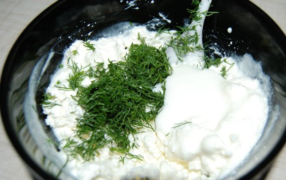1. Этап. Диетические роллы: Творог смешайте с малым количеством йогурта, добавьте измельченный укроп, соль и перец. Можно добавить клетчатку (без нее роллы могут развалится).