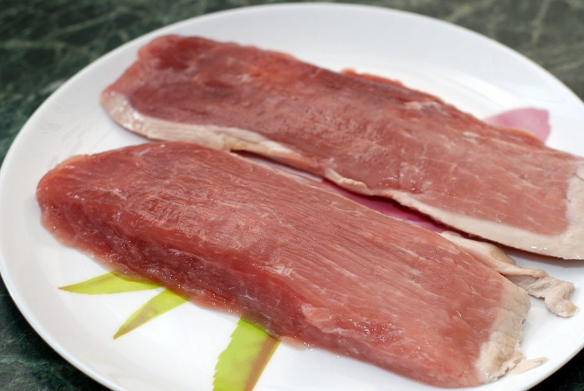 1. Этап. Эскалоп на сковороде: Помимо вырезки, можно взять корейку, мясо не должно быть жирным. Промойте его и высушите.