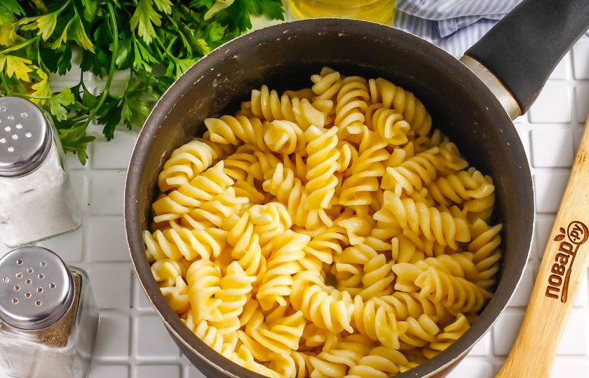 1. Этап. Паста с окунем: Вскипятите воду в казане или ковше, кастрюле, всыпьте в нее соль. Добавьте пасту и отварите примерно 8-10 минут, ориентируйтесь по инструкции на упаковке пасты.