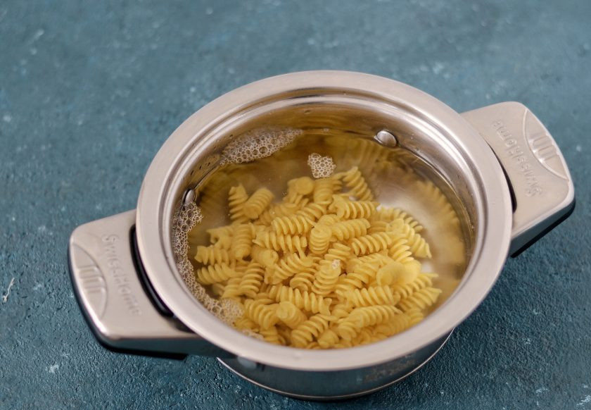 1. Этап. Паста с гуакамоле: Макароны отварите по инструкции. Добавьте гуакамоле, хорошо перемешайте.