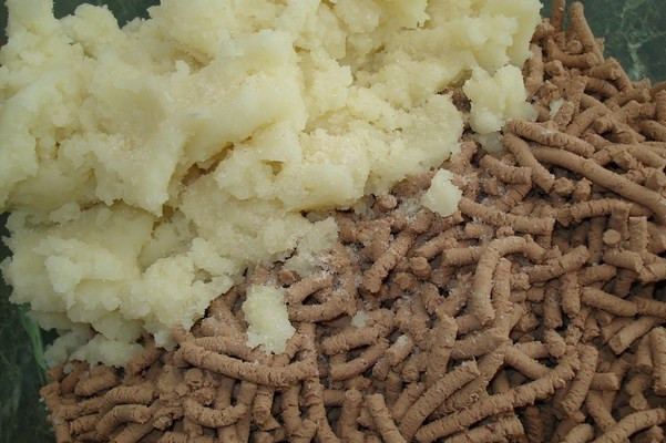 1. Этап. Печеные пирожки: Измельчите и смешайте печень и отварной картофель с помощью мясорубки или блендера.