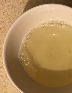 1. Этап. Желе Солнечный зайчик с ананасовым смузи: 5. Растворяем желатин согласно инструкции. Охлаждаем при комнатной температуре. 6. Стакан (или тарелка для другого варианта презентации десерта) охлаждаем в холодильнике, чтобы потом желе быстрее образовывалось.