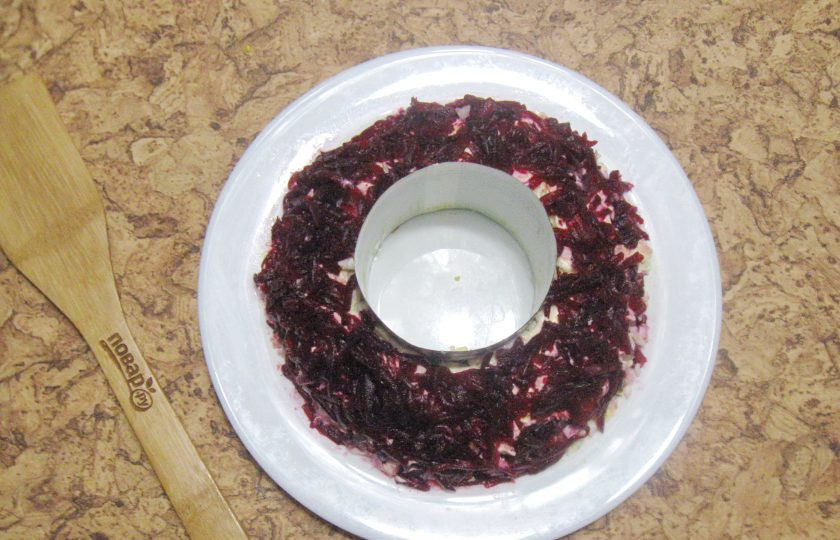 1. Этап. Салат Гранатовый браслет с языком: Отварную свеклу натрите на терке и покройте весь салат.