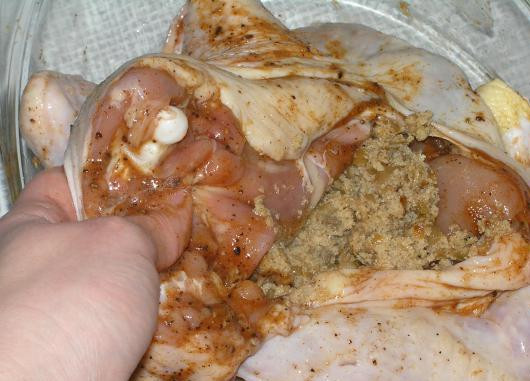 1. Этап. Курица, фаршированная луком: 6. Переместить начинку в курочку. При желании курица, фаршированная луком в домашних условиях может быть дополнена грибами, например.