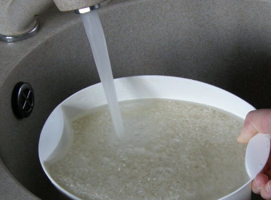 1. Этап. Плов с мясом в мультиварке: Хорошо промоем рис. Вода должна стать совсем прозрачной.