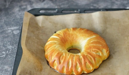 1. Этап. Сдобный калач на сливках: Перенесите каждый калач на отдельный противень, застеленный пергаментом, накройте влажным полотенцем и оставьте на расстойку на 1 час. Перед выпечкой смажьте, по желанию, калач яйцом или сметаной. Выпекайте в нагретой до 180°С духовке около 30 минут до румяной корочки.