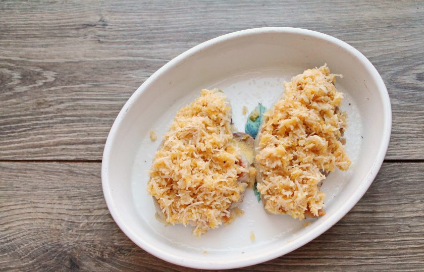 1. Этап. Эскалоп из индейки в духовке: Выложите ровным слоем получившуюся массу поверх эскалопов из индейки и прижмите.