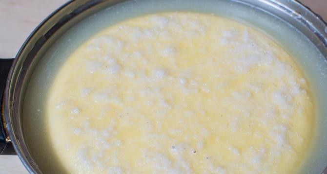 1. Этап. Сыр Маасдам: Затем сыр переверните. Поставьте его под пресс в 20 кг на 1 час. Потом ещё раз переверните массу и вновь установите пресс в 20 кг, но уже на 12 часов. А после этого оставьте головку сыра в сыворотке на сутки. Только предварительно растворите в ней соль, немного нагрев.