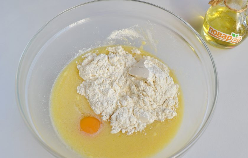 1. Этап. Пирог с мойвой и укропом: 3. Введите яйцо, часть муки, перемешайте.