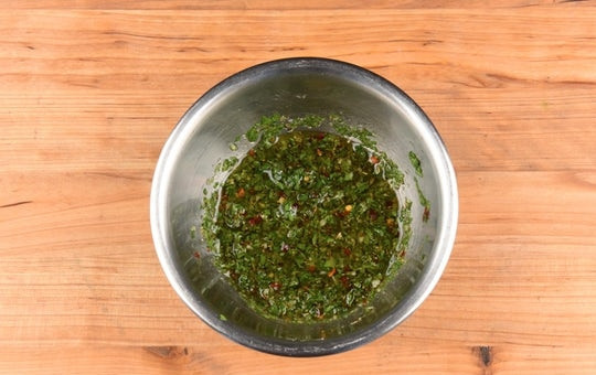 1. Этап. Чимичурри стейк: 3. Сделайте соус, смешав уксус, масло, петрушку, чеснок, орегано, воду, соль и немного перца.