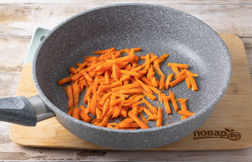 1. Этап. Замороженная стручковая фасоль на сковороде: Разогрейте сковороду на среднем огне с растительным маслом. Выложите морковь и готовьте 3-4 минуты до золотистого цвета.