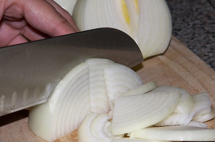 1. Этап. Греческий салат с семгой: Лук нашинковать тонкими полукольцами.