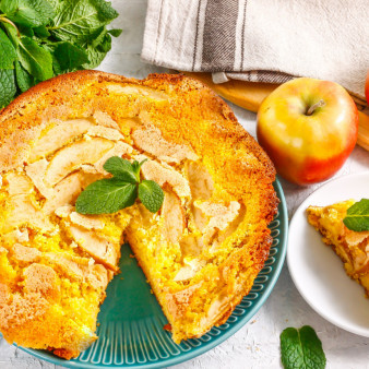 Шарлотка из кукурузной муки