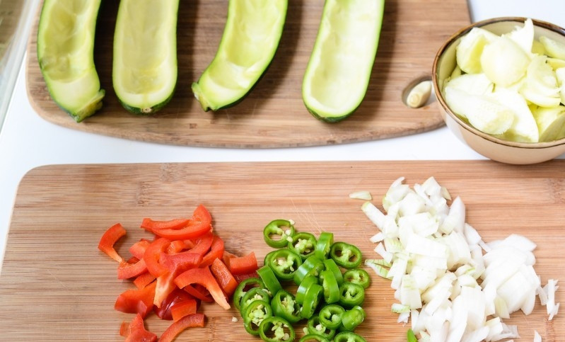 1. Этап. Лодочки из кабачков без мяса: Болгарский перец порезать.