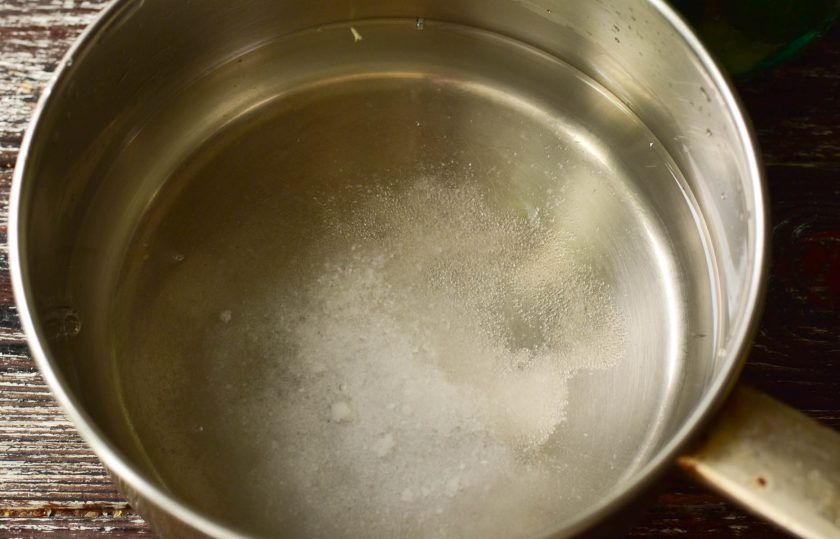 1. Этап. Огурцы с капустой на зиму: Добавьте в воду соль, сахар и уксус. Доведите маринад до кипения.