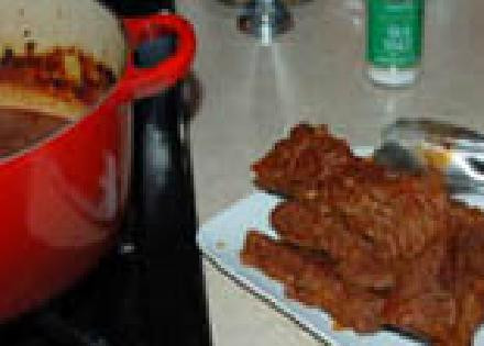 1. Этап. Ребрышки в соусе: Когда мясо готовы, выкладываем на тарелку.