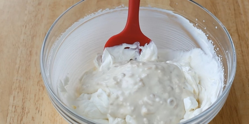 1. Этап. Суши по-русски из красной рыбы: 6. Добавьте в крем 3 столовые ложки хрена (у меня кремообразная паста с кусочками), перемешайте.