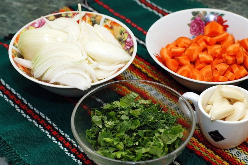 1. Этап. Суп с говядиной и рисом: Овощи режем.