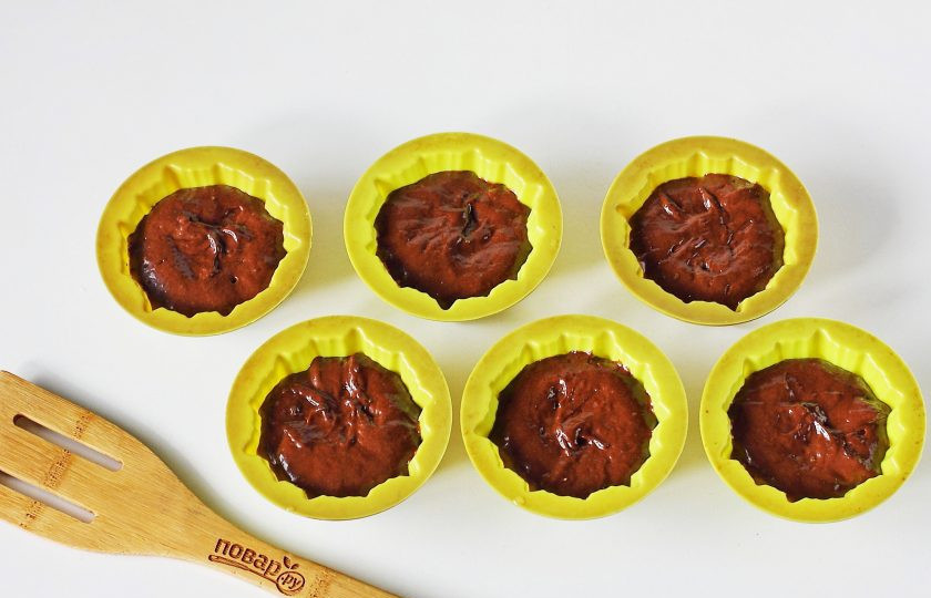 1. Этап. Шоколадно-банановые кексы: Переложите тесто в подготовленные формочки, заполняя их примерно наполовину. Выпекайте в духовке при температуре 180 градусов около 12-15 минут.