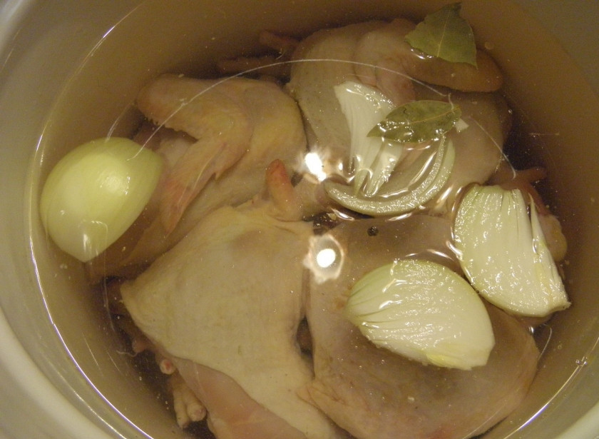 1. Этап. Студень из курицы: Залейте водой так, чтобы она покрывала мясо на 2-3 см. Солить холодец нужно в конце варки. Поставьте на плиту кастрюлю, доведите до кипения, а затем варите на очень медленном огне под крышкой не менее 4-5 часов.