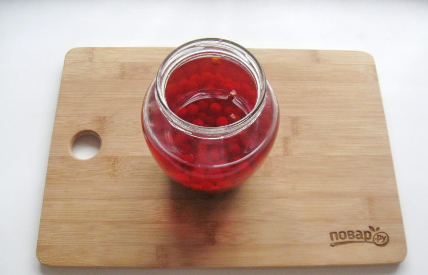 1. Этап. Настойка из калины: Накройте банку крышкой и поставьте в темное помещение на 20-30 суток. Через это время настойку профильтруйте через плотную ткань. Снова налейте в банку и дайте настояться еще 5-6 дней.