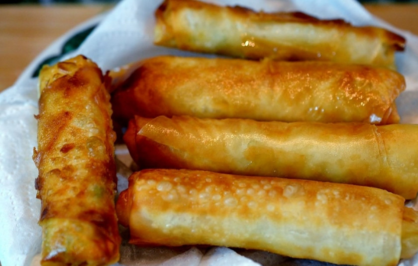 1. Этап. Сигара бореги: Выложите на бумажное полотенце, чтобы впиталось лишнее масло.