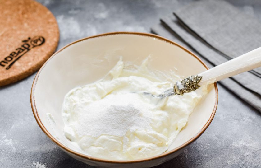 1. Этап. Крем для эклеров: Переложите крем-сыр в миску, добавьте ароматную сладкую сахарную пудру.