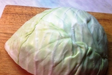 1. Этап. Свежая капуста жареная: Очищаем капусту от лишних некрасивых листьев и отрезаем кусок, который нам нужен.