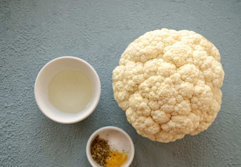 1. Этап. Стейки из цветной капусты: Подготовьте все ингредиенты. Разогрейте духовку до 180 градусов.