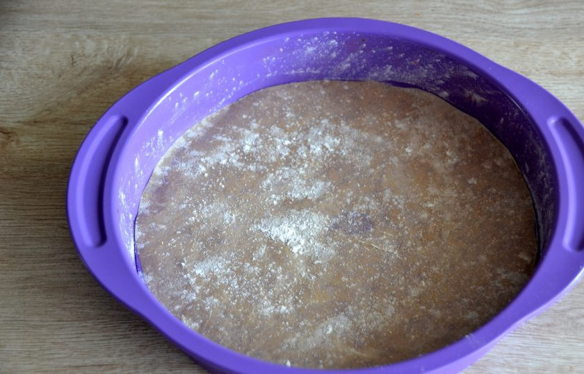 1. Этап. Шарлотка с абрикосами и вишней: Подготовьте форму для запекания: дно застелите пергаментом, смажьте сливочным маслом, слегка присыпьте мукой, излишки муки стряхните.