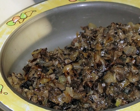 1. Этап. Долма с рисом: Пропускаем все через мясорубку.