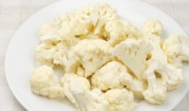 1. Этап. Жареная цветная капуста с яйцом: 2. Капусту вымыть и просушить. Аккуратно разделить на небольшие соцветия.