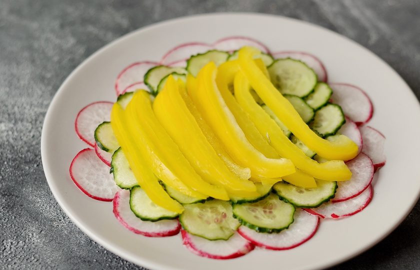 1. Этап. Карпаччо из овощей: Выложите сверху болгарский перец.