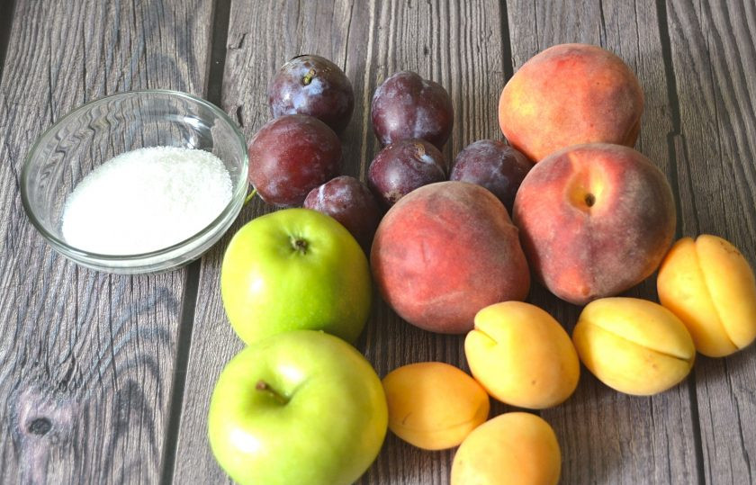 1. Этап. Фруктовый лаваш: Подготовьте ингредиенты. Фрукты можно сочетать самые разные, причем, можно использовать и некондиционные. В данном рецепте использованы сливы, абрикосы, персики.