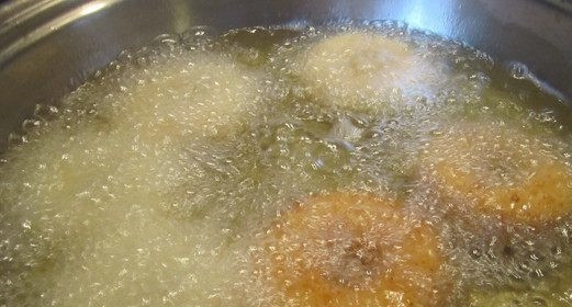 1. Этап. Творожные пончики (простой рецепт): Когда масло нагреется, опускаем туда пончики и прожариваем до тех пор, пока они не подзолотятся.
