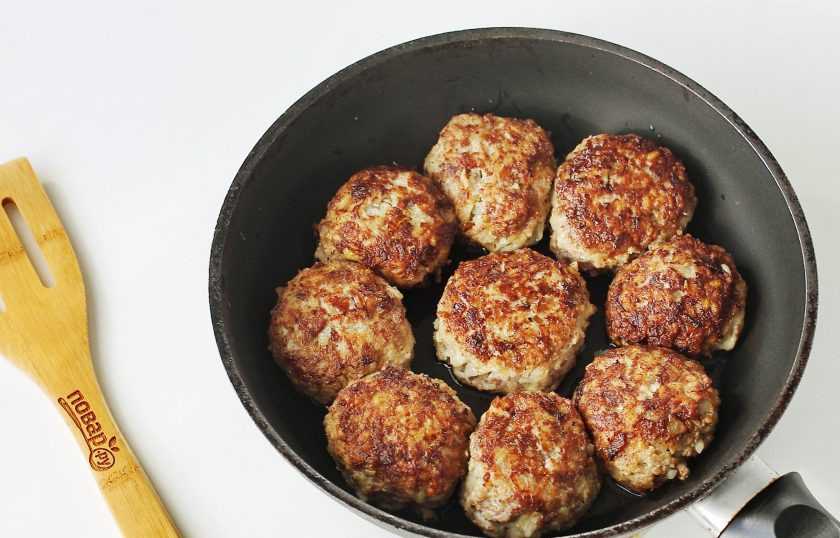 1. Этап. Тефтели с рисом без подливы: Затем сковороду ополосните, насухо вытрите и верните все тефтели обратно. Влейте немного воды, накрой сковороду крышкой и потомите тефтели на небольшом огне еще около 10-15 минут.