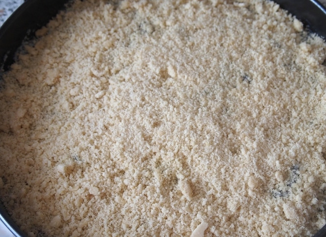 1. Этап. Творожно-маковый пирог: Присыпьте оставшейся крошкой из теста. Отправьте выпекаться на час в разогретую предварительно до 180 С духовку.