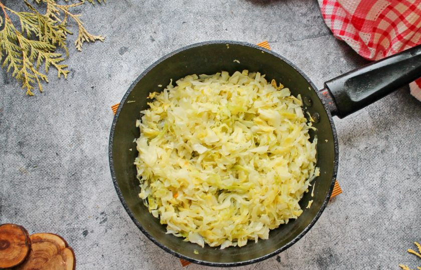 1. Этап. Капустники: Подготовленную капусту порежьте тонкой, короткой соломкой, посолите и перемешайте. Выложите капусту в сковороду слоем не более 5 сантиметров и поставьте на медленный огонь. Добавьте в сковороду две столовые ложки воды, закройте крышкой и тушите до мягкости. Снимите крышку, прибавьте огонь и, перемешивая, держите на плите до испарения жидкости.