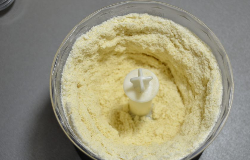 1. Этап. Пирог с зеленым луком и творогом: Пробейте блендером до однородного состояния.