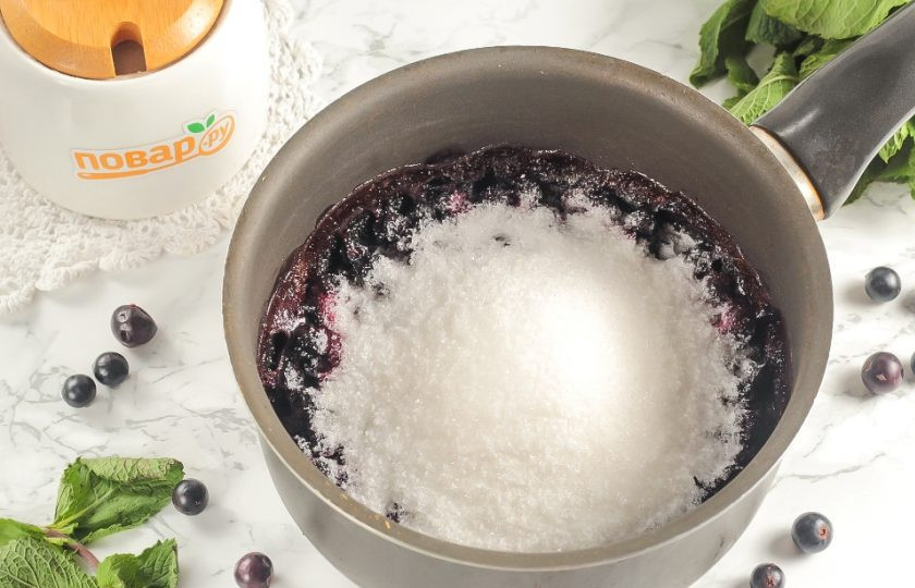 1. Этап. Силт из чёрной смородины: Всыпьте сахарный песок и перемешайте. Протомите примерно 5 минут.