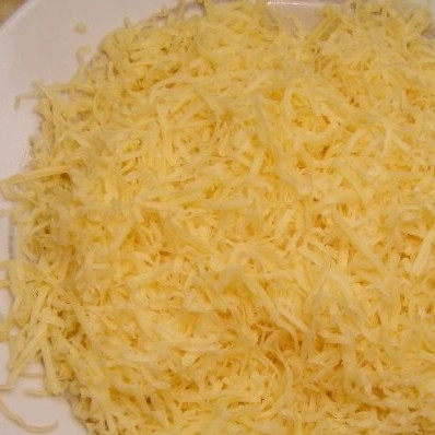 1. Этап. Салат Морской коктейль: Сыр натираем на крупной терке.