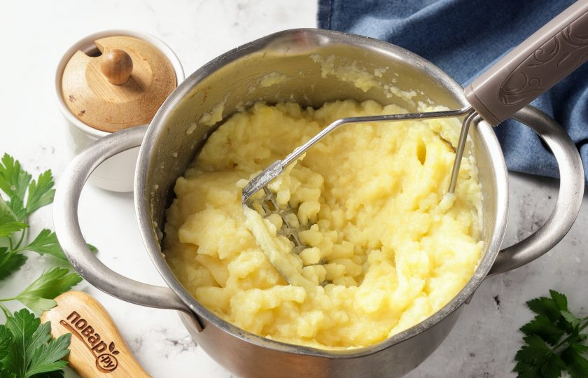 1. Этап. Пирожки на сметане в духовке: Тем временем можете приготовить любую любимую начинку. У меня сегодня картофельное пюре.