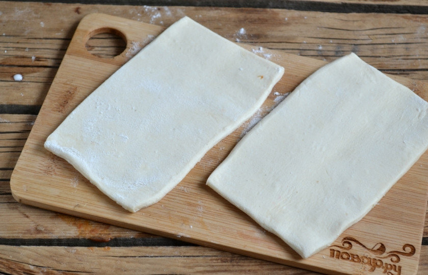 1. Этап. Слойки с вишней из слоеного теста: Тесто разрежьте на прямоугольники примерно 4 на 6 см и слегка раскатайте.