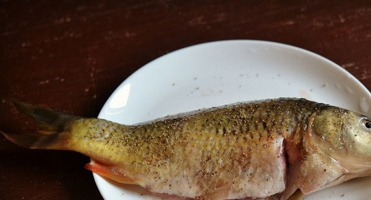 1. Этап. Запекание карпа в духовке: 4. Карпа посолите, поперчите, можно добавить смесь приправ для рыбы, например.