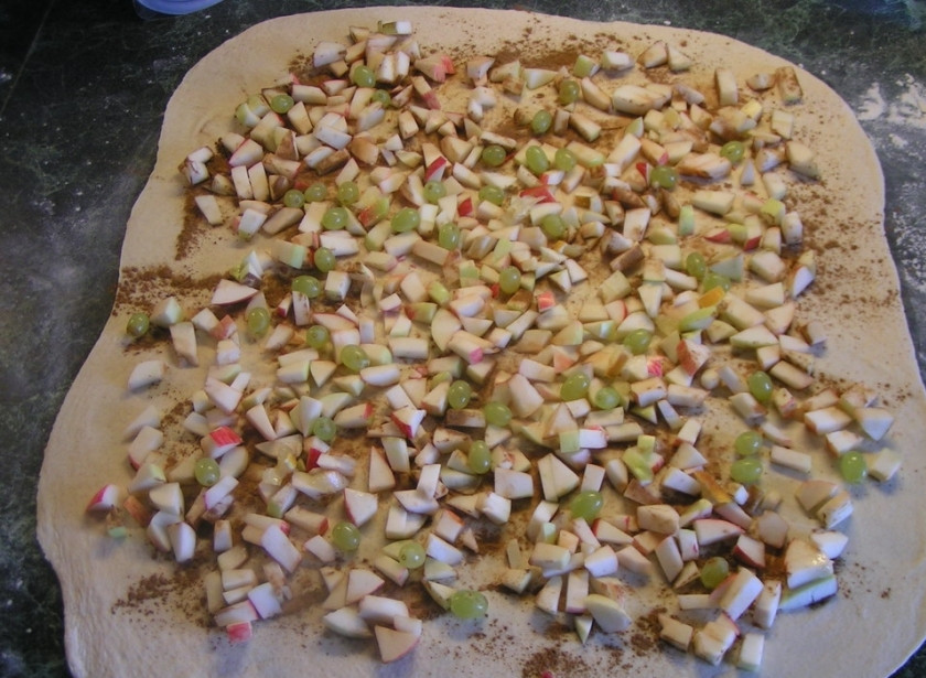 1. Этап. Слоеный рулет с яблоками: 3. Выкладываем нашу начинку в середину. Слой теста можно промазать растопленным сливочным маслом.