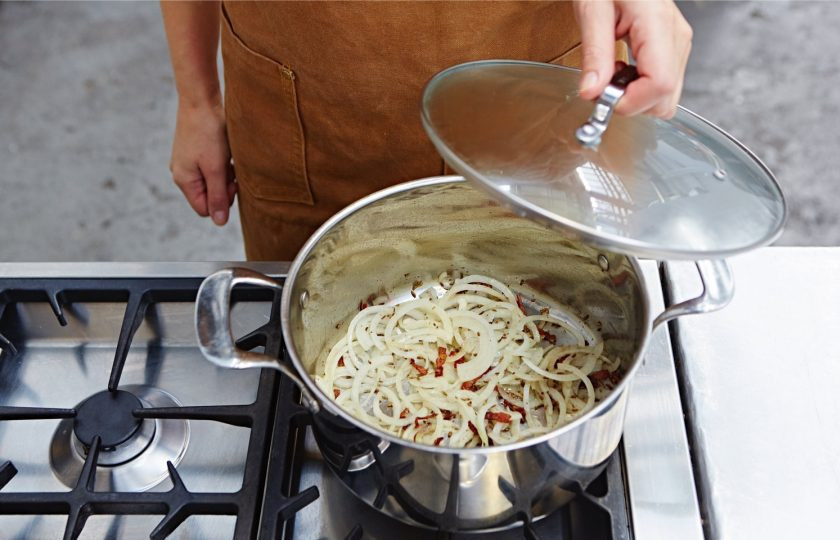 1. Этап. Диетическая тушеная капуста: 2. Тем временем очищаю и нарезаю полукольцами лук, отправляю его в кастрюлю, накрываю крышкой и готовлю до мягкости.