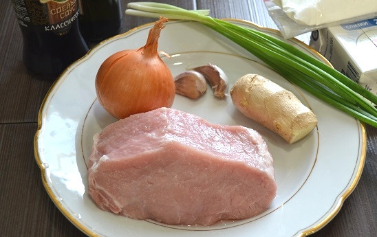 1. Этап. Свинина в имбирном соусе: 1. Мясо вымойте, хорошо обсушите и отправьте в морозилку на 15-20 минут.