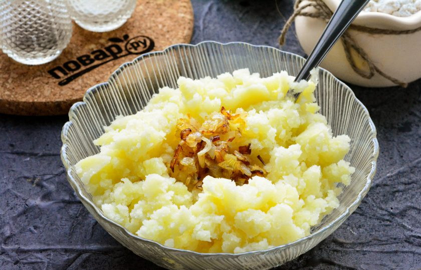 1. Этап. Кыстыбый с пюре: Репчатый лук нарежьте кубиками и обжаривайте на сковороде с добавлением сливочного масла (10 грамм). Жарьте до румяного цвета, затем лук добавьте к пюре и перемешайте. Начинка для лепешек готова.