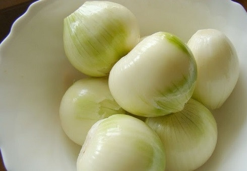 1. Этап. Салат на зиму из свеклы: Очищаем репчатый лук.