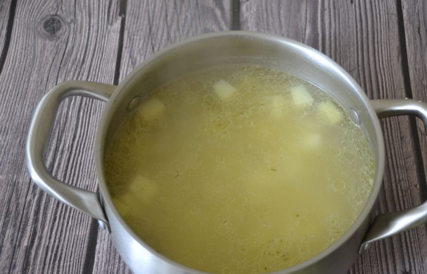 1. Этап. Суп из сыроежек: Опустите картофель в бульон и варите практически до готовности, все это время бульон не солите.